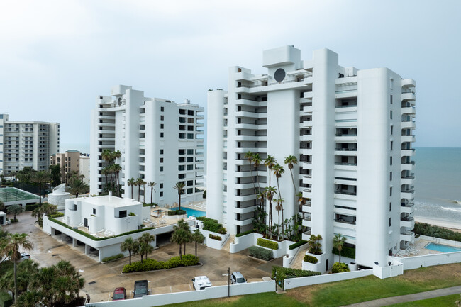 Tradewinds Condominiums in New Smyrna Beach, FL - Building Photo - Building Photo