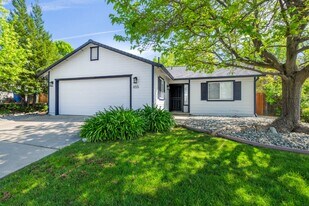 855 Montcrest Dr in Redding, CA - Building Photo
