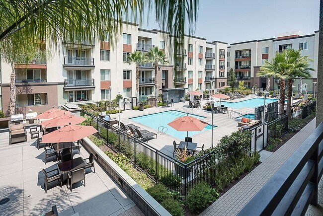 Lawrence Station in Sunnyvale, CA - Foto de edificio - Building Photo