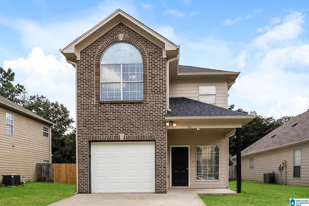 195 Carrington Ln in Calera, AL - Foto de edificio