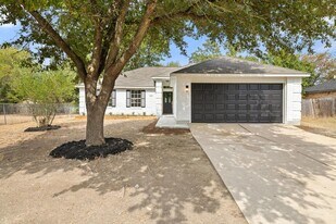 1006 Cottonbowl Dr in Taylor, TX - Building Photo