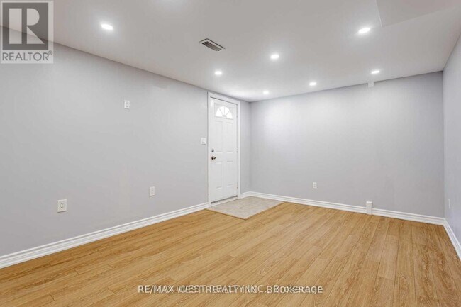 31 Clair Rd in Toronto, ON - Building Photo - Building Photo