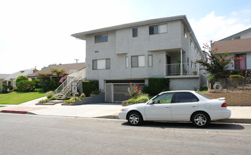 623 E Cedar Ave in Burbank, CA - Building Photo - Building Photo