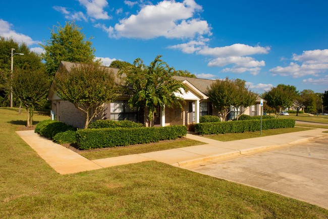 Artesian Springs Apartments in Brighton, AL - Foto de edificio - Building Photo