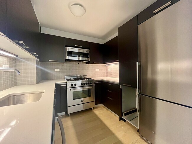 222 E 39th St in New York, NY - Building Photo - Building Photo