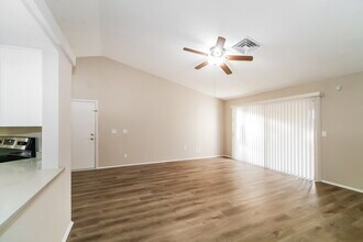 8045 W Larkspur Dr in Peoria, AZ - Building Photo - Building Photo