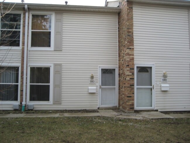1980 Huntington Blvd, Unit 4 in Hoffman Estates, IL - Building Photo - Building Photo