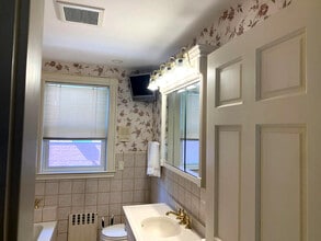 449 Washington St, Unit 2 in Newton, MA - Foto de edificio - Building Photo