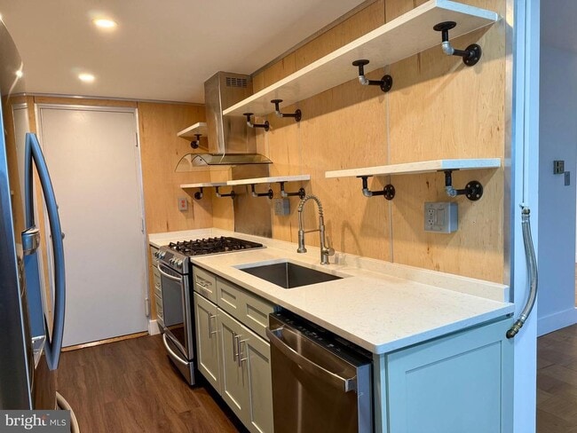 property at 10201 Grosvenor Pl