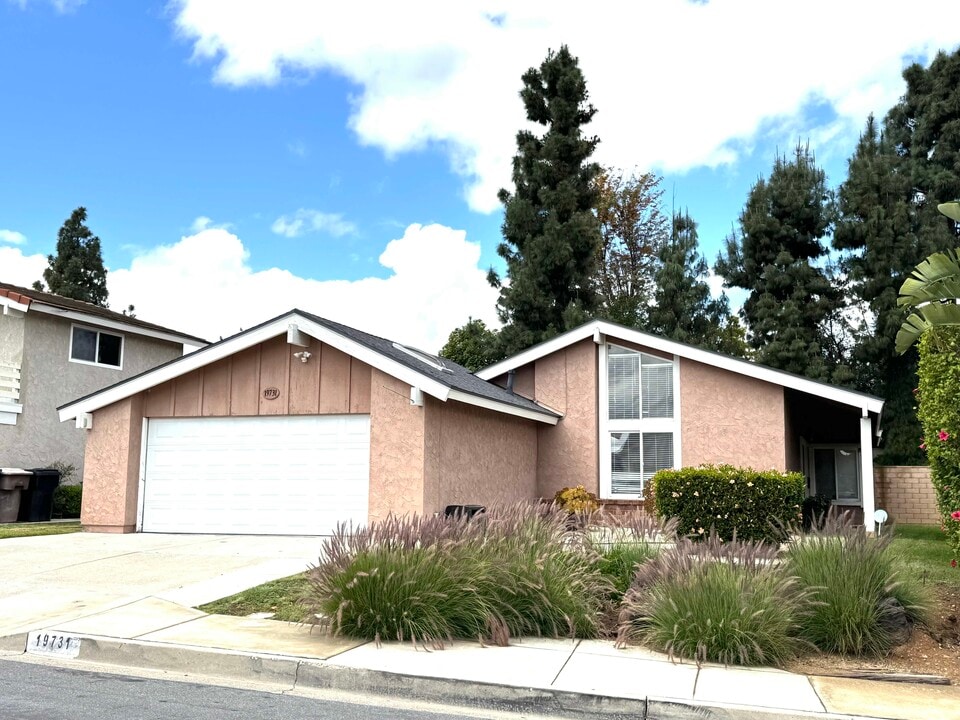 19731 Ridgewood Pl in Yorba Linda, CA - Foto de edificio