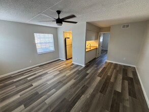 4932 W Gandy Blvd in Tampa, FL - Foto de edificio - Building Photo