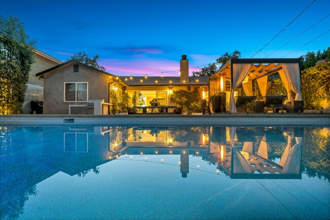 4716 Tyrone Ave in Sherman Oaks, CA - Foto de edificio - Building Photo