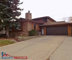 9813-9875 75 Ave in Grande Prairie, AB - Building Photo