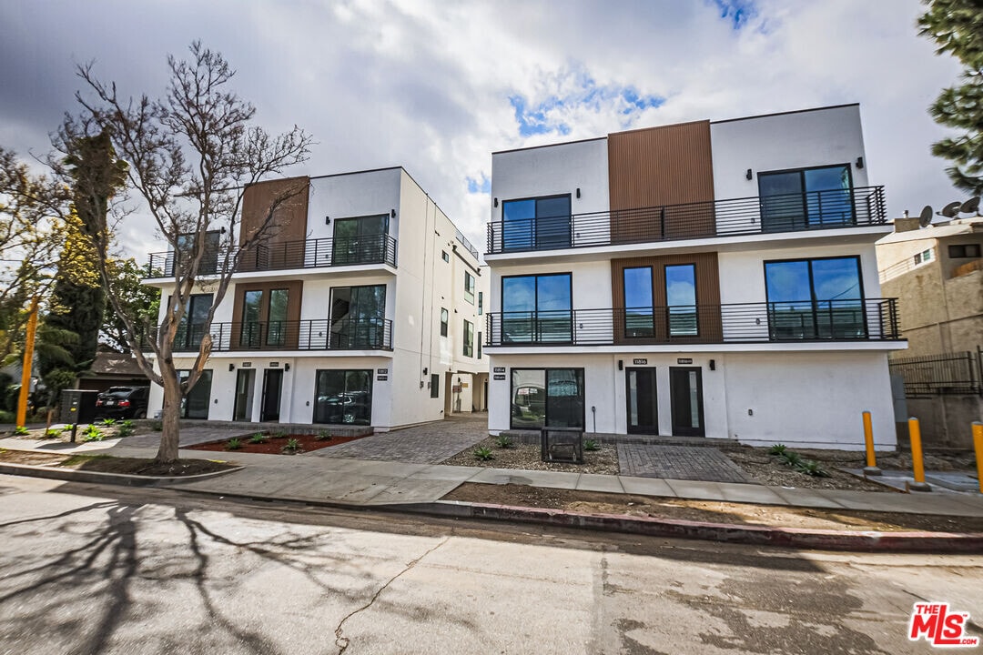 11810 Gilmore St in Los Angeles, CA - Building Photo