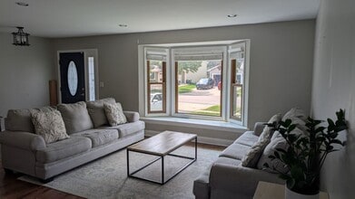 721 Cutter Ln in Elk Grove Village, IL - Building Photo - Building Photo