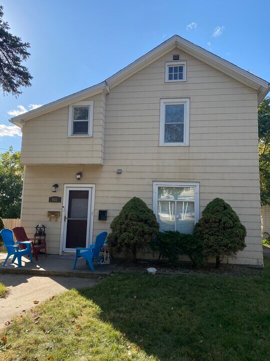 931 S Van Buren St in Iowa City, IA - Building Photo