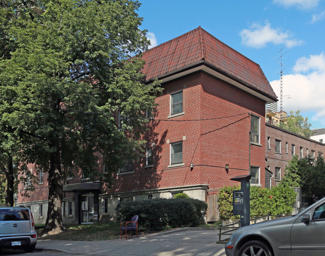 Maitland Arms Apartments in Toronto, ON - Building Photo - Building Photo