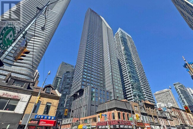 8 Wellesley St W in Toronto, ON - Building Photo - Building Photo