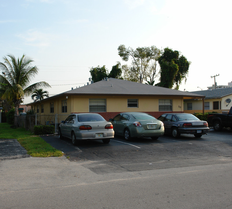 713 SE 18th St in Fort Lauderdale, FL - Building Photo