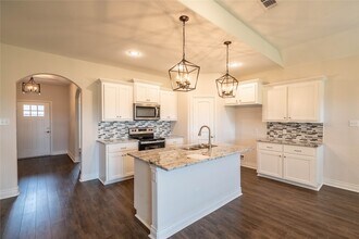 8202 Grant Ln in Greenville, TX - Foto de edificio - Building Photo