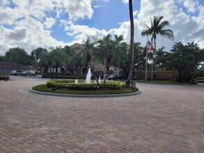 7910 N Nob Hill Rd in Tamarac, FL - Building Photo - Building Photo