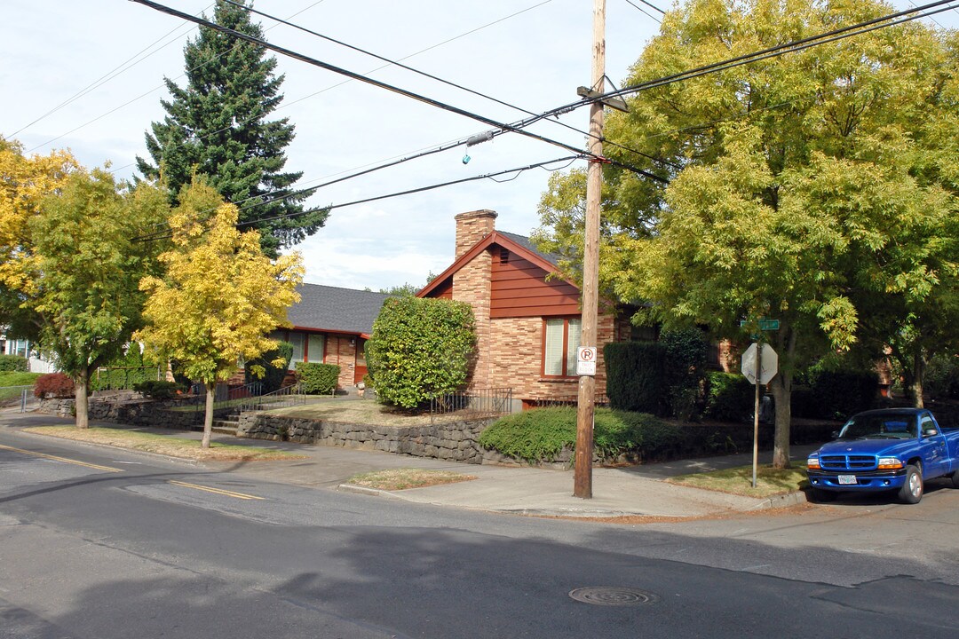 4521-4535 NE Broadway St in Portland, OR - Building Photo