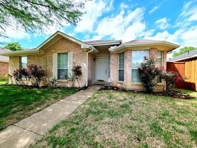property at 909 Crestwood Dr
