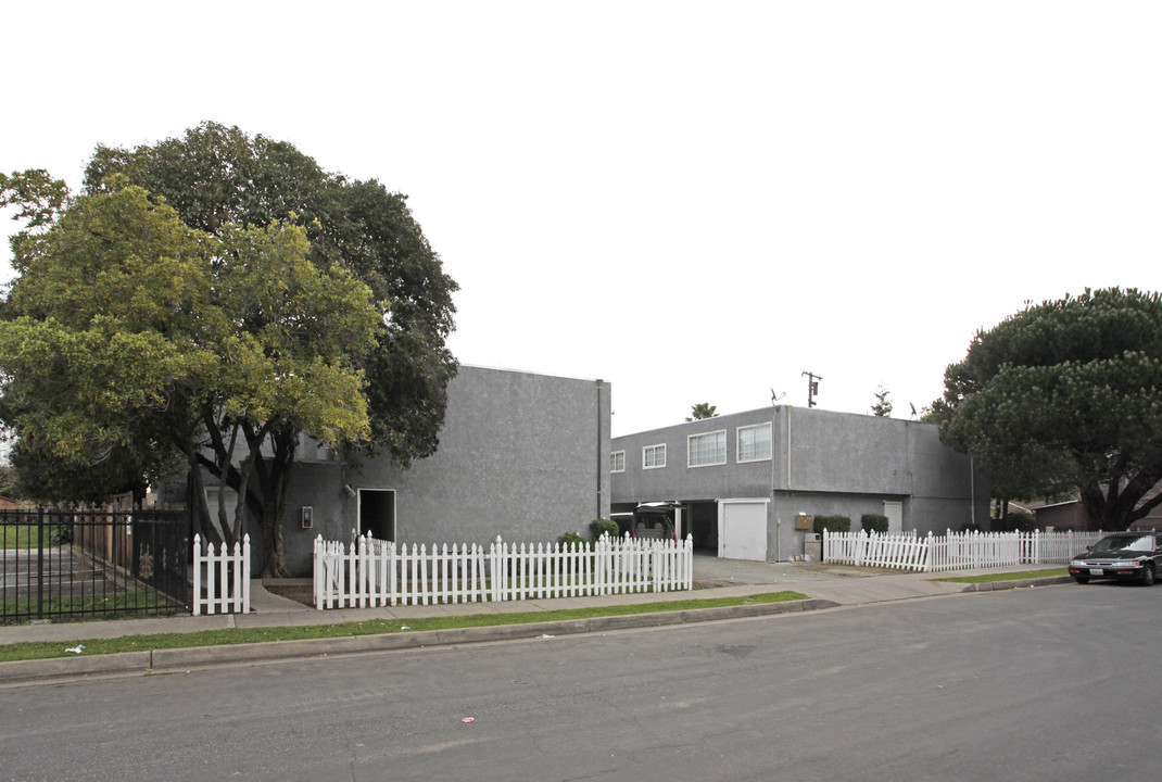 835 Pierce Rd in Menlo Park, CA - Building Photo