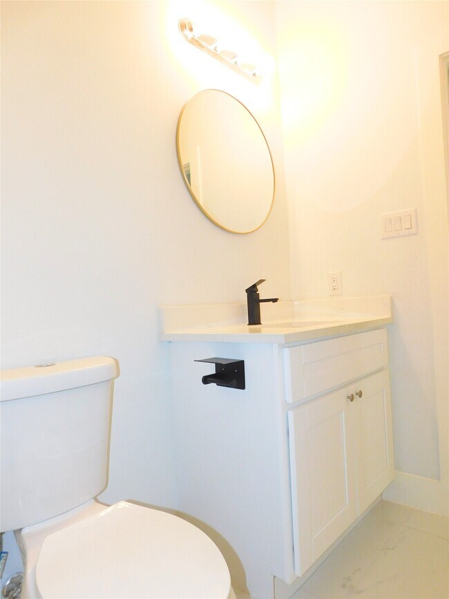 7002 S Hall St in Houston, TX - Building Photo - Building Photo