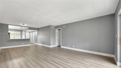 3571 Inverrary Dr in Lauderhill, FL - Building Photo - Building Photo