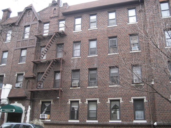 37-30 81st Street in Jackson Heights, NY - Foto de edificio - Building Photo