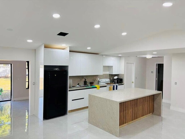 1117 SE 19th Terrace in Cape Coral, FL - Building Photo - Building Photo