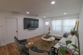 3119 Eisenhower Dr in Dallas, TX - Building Photo - Building Photo