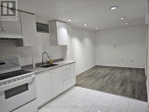 21 Wayne Nicol Dr in Brampton, ON - Building Photo - Building Photo