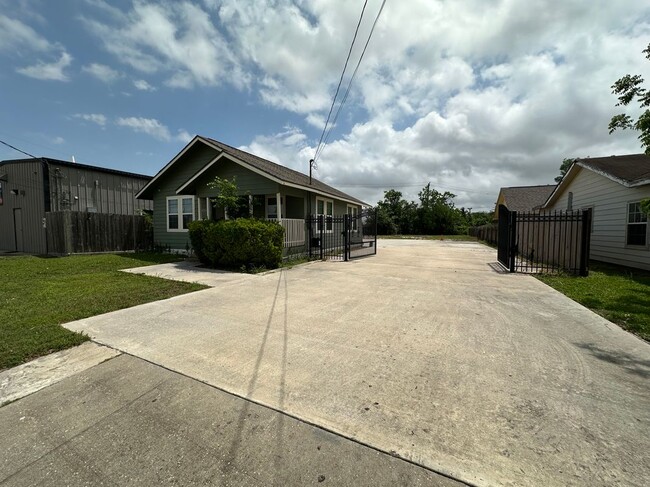2405 Randolph Rd in Pasadena, TX - Building Photo - Building Photo