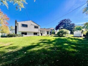 2112 N Kennicott Dr in Arlington Heights, IL - Building Photo - Building Photo