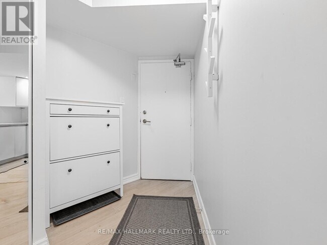 77 Maitland Pl in Toronto, ON - Building Photo - Building Photo