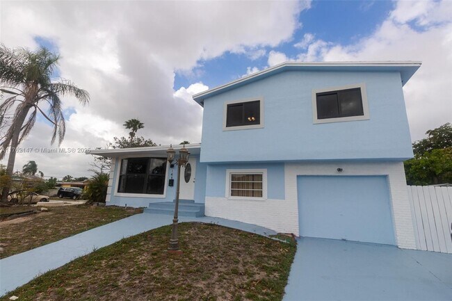 141 NW 76th Ave in Pembroke Pines, FL - Building Photo - Building Photo