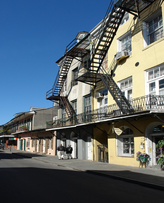 717 Toulouse St in New Orleans, LA - Foto de edificio - Building Photo