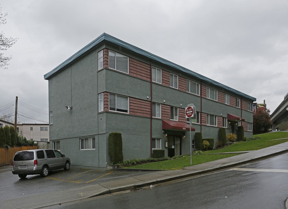 5710-5720 Smith Ave in Burnaby, BC - Building Photo