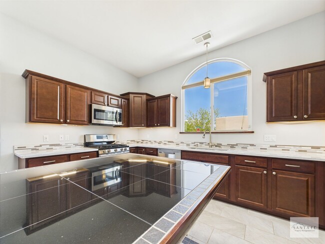 1565 Kachina Ridge Dr in Santa Fe, NM - Building Photo - Building Photo