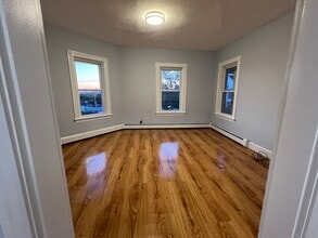 29 Oak St, Unit Large 3 Bedroom Apartment in Gardner, MA - Foto de edificio - Building Photo