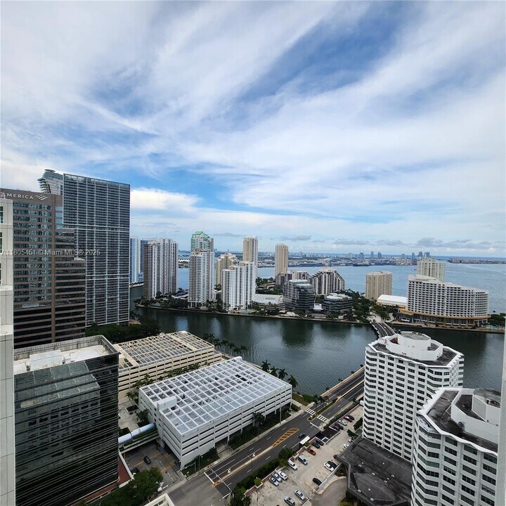 950 Brickell Bay Dr in Miami, FL - Building Photo