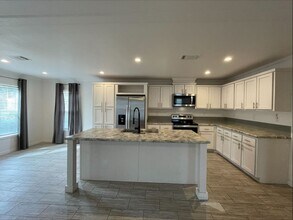 4 Harbor Cove Ct in Daytona Beach, FL - Building Photo - Building Photo