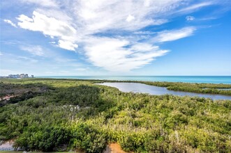 6849 Grenadier Blvd in Naples, FL - Foto de edificio - Building Photo