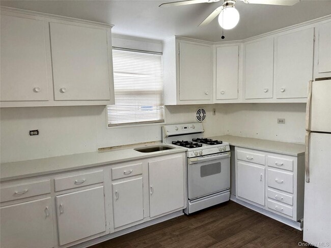 1573 9th St in West Babylon, NY - Foto de edificio - Building Photo