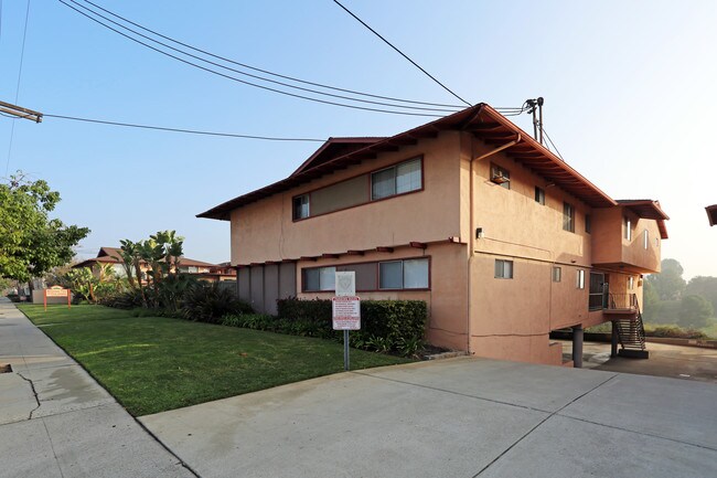 Mountain View Townhouse in Fullerton, CA - Foto de edificio - Building Photo