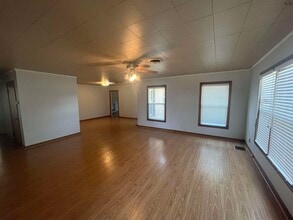 2015 E Bank St in Iowa Park, TX - Building Photo - Building Photo