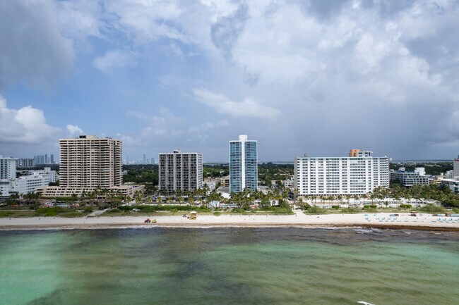 Mirasol Ocean Towers in Miami Beach, FL - Foto de edificio - Building Photo