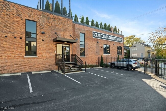 2341 Scranton Rd in Cleveland, OH - Foto de edificio - Building Photo
